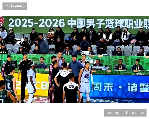 判罚争议，洛夫顿在比赛中对翟晓川使用危险动作，引发对CBA外籍裁判执法尺度的讨论。